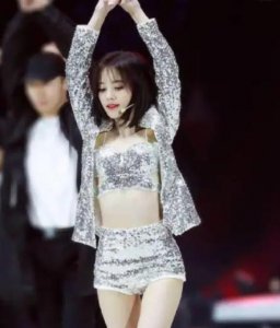 ​鞠婧祎穿8cm“反光衣”热舞，看到她扭腰的那一刻，意外A爆全场