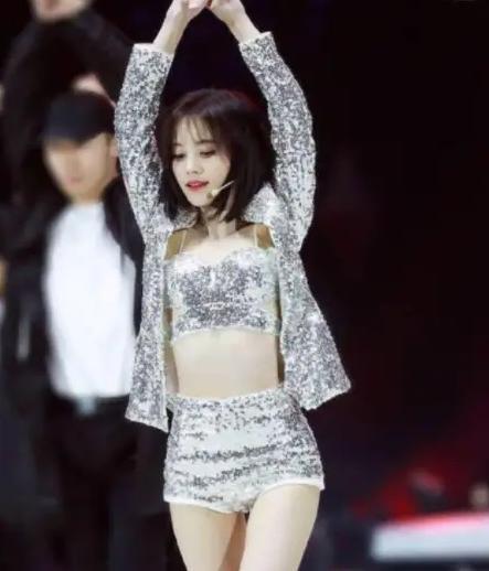 鞠婧祎穿8cm“反光衣”热舞，看到她扭腰的那一刻，意外A爆全场
