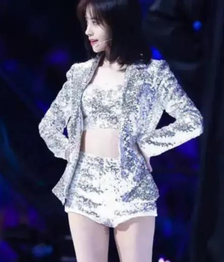 鞠婧祎穿8cm“反光衣”热舞，看到她扭腰的那一刻，意外A爆全场