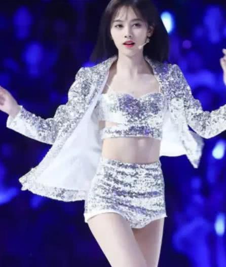 鞠婧祎穿8cm“反光衣”热舞，看到她扭腰的那一刻，意外A爆全场