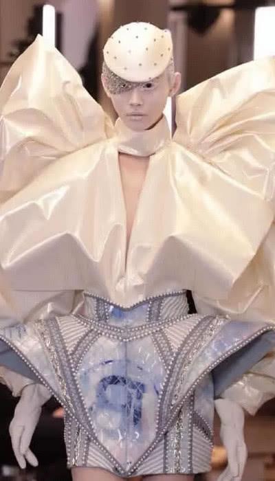 奚梦瑶为显白全身美白，呈现精致颜值，网友：这时尚我不懂