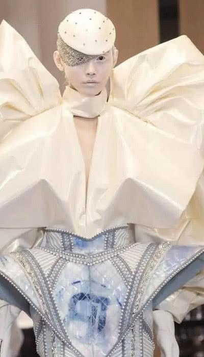 奚梦瑶为显白全身美白，呈现精致颜值，网友：这时尚我不懂