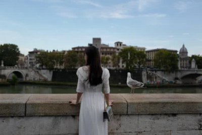 ​Angleababy穿牛仔衣，配“一套白”，打扮简单但很美！