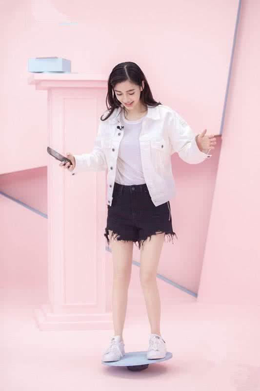 Angleababy穿牛仔衣，配“一套白”，打扮简单但很美！