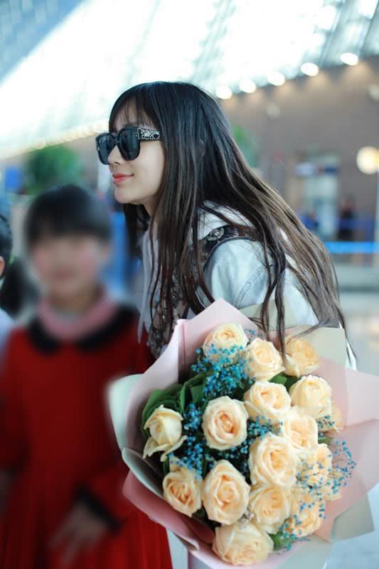 Angleababy穿牛仔衣，配“一套白”，打扮简单但很美！