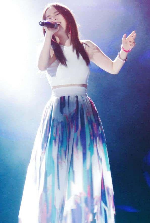 邓紫棋终于不再穿皮裤了，现在开始穿丝袜了，网友：早该这样穿了