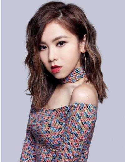 邓紫棋终于不再穿皮裤了，现在开始穿丝袜了，网友：早该这样穿了