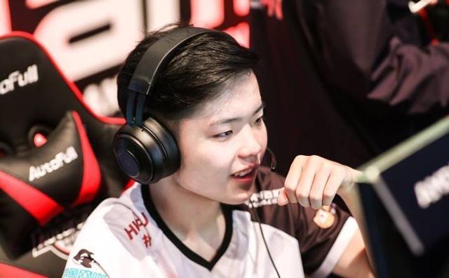 虎牙星盛典：4AM仅孤存入选巅峰游戏男主播？网友：韦神没牌面啊