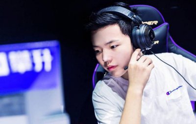 ​虎牙星盛典：4AM仅孤存入选巅峰游戏男主播？网友：韦神没牌面啊