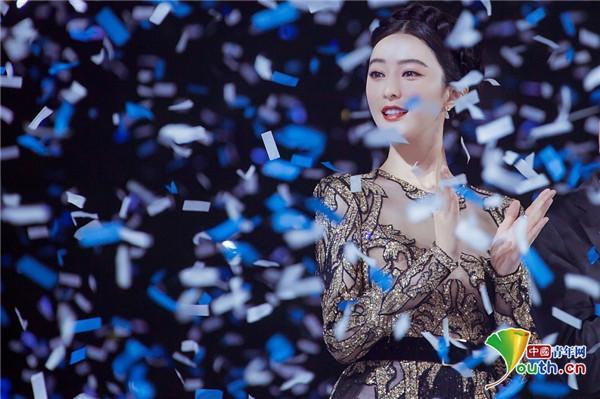 范冰冰泰国代言与总理同场 盘发复古优雅尽显异域风情