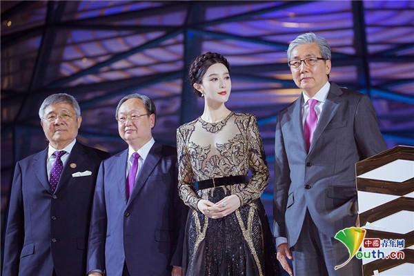 范冰冰泰国代言与总理同场 盘发复古优雅尽显异域风情