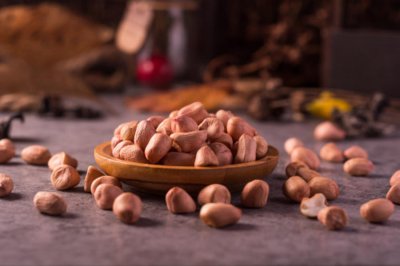 ​他在花盆里种了1棵花生，惹得大家都在效仿