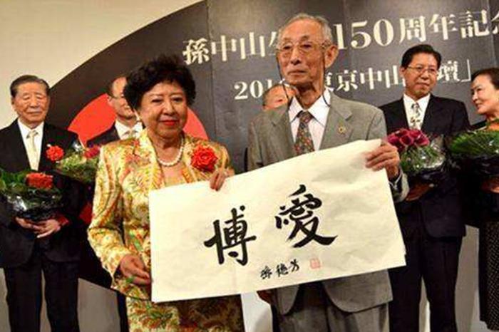 孙中山流亡日本时，妻子生下一个混血女儿，这个女儿过得怎么样？