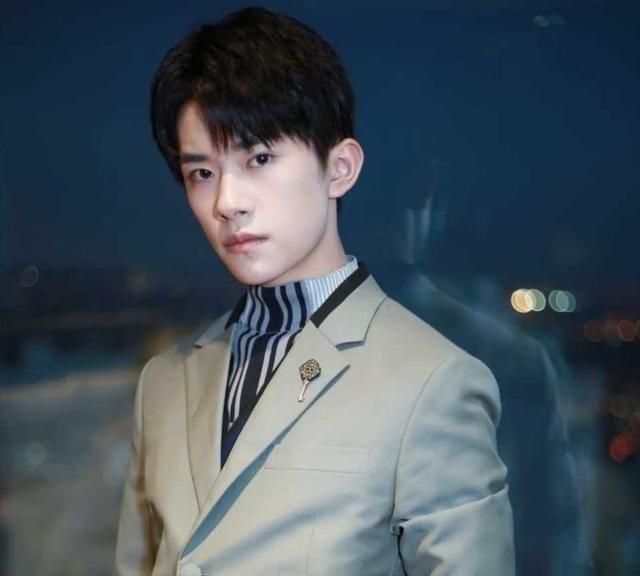 王俊凯在片场还抽烟？清爽少年人设崩塌，看清照片后只能说很无奈