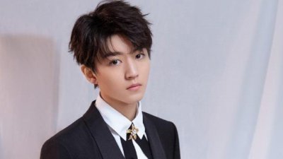 ​王俊凯在片场还抽烟？清爽少年人设崩塌，看清照片后只能说很无奈