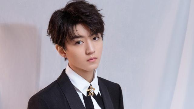 王俊凯在片场还抽烟？清爽少年人设崩塌，看清照片后只能说很无奈