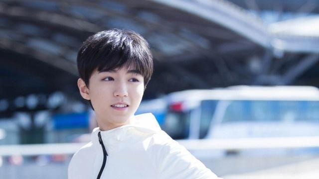 王俊凯在片场还抽烟？清爽少年人设崩塌，看清照片后只能说很无奈