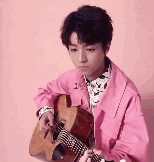 王俊凯在片场还抽烟？清爽少年人设崩塌，看清照片后只能说很无奈