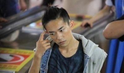 王俊凯在片场还抽烟？清爽少年人设崩塌，看清照片后只能说很无奈