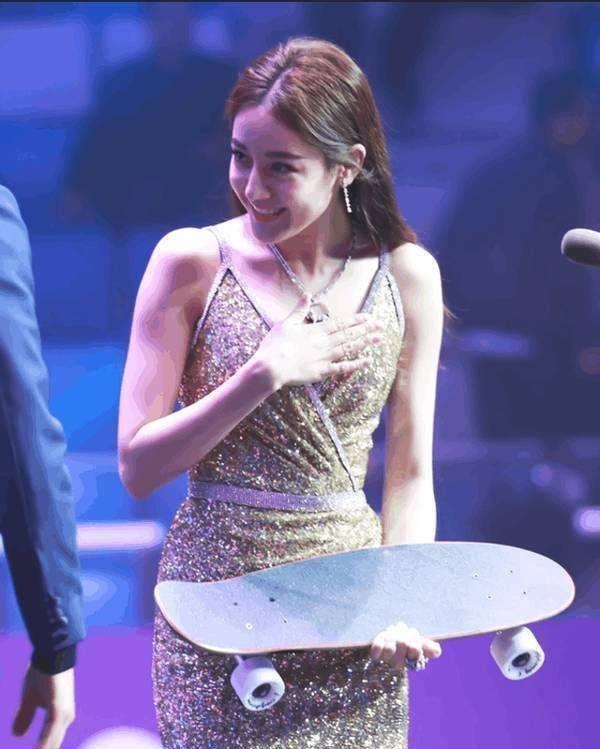 女星防走光哪家强？捂胸压裙加上麻花坐姿，秦岚手缝裙子可还行