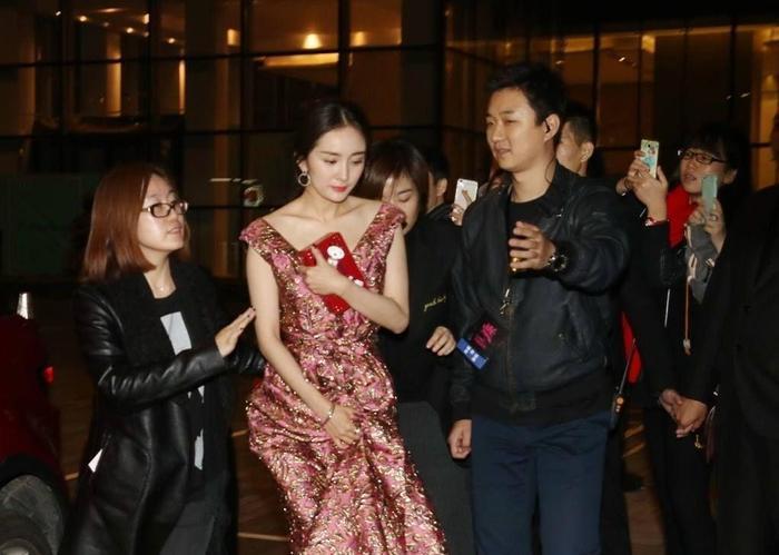 女星防走光哪家强？捂胸压裙加上麻花坐姿，秦岚手缝裙子可还行