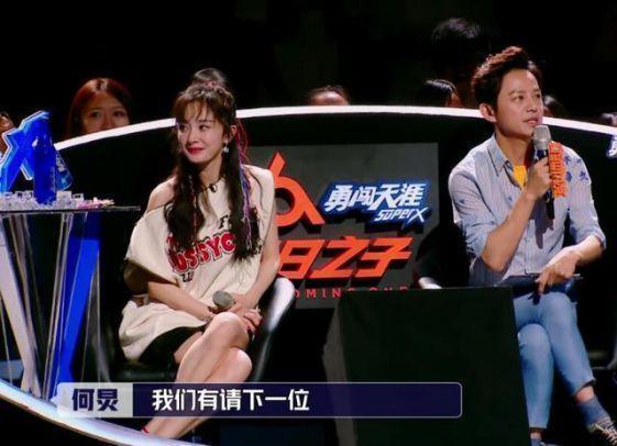 女星防走光哪家强？捂胸压裙加上麻花坐姿，秦岚手缝裙子可还行