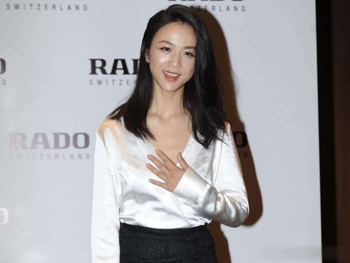 女星防走光哪家强？捂胸压裙加上麻花坐姿，秦岚手缝裙子可还行