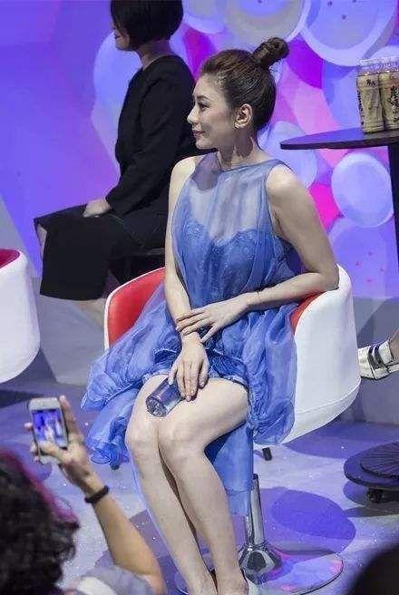 女星防走光哪家强？捂胸压裙加上麻花坐姿，秦岚手缝裙子可还行