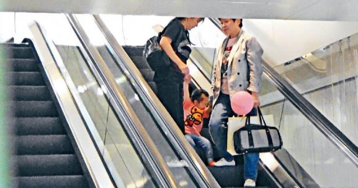 郭富城女儿正面照，与妈妈方媛儿时照十分相似，真不愧是天然美女