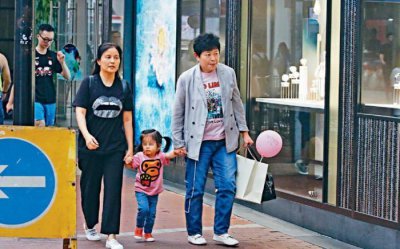 ​郭富城女儿正面照，与妈妈方媛儿时照十分相似，真不愧是天然美女