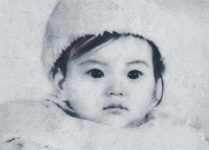 郭富城女儿正面照，与妈妈方媛儿时照十分相似，真不愧是天然美女