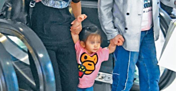 郭富城女儿正面照，与妈妈方媛儿时照十分相似，真不愧是天然美女