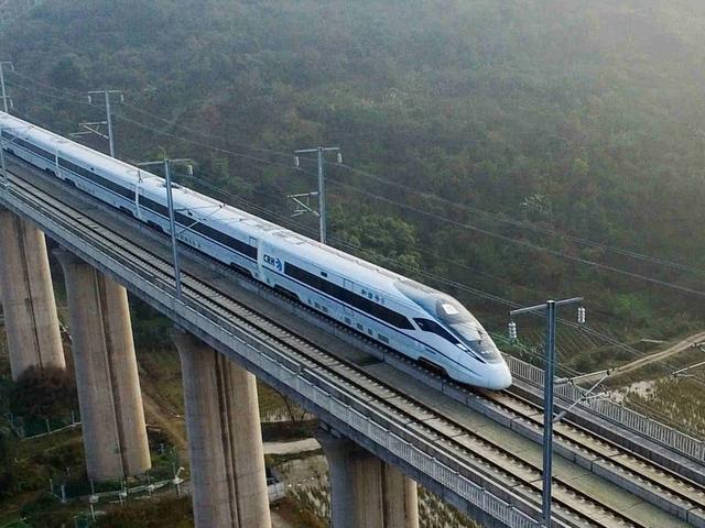 广西最令人无语的高铁站，是全国首个没有高铁线的站，号称无轨站