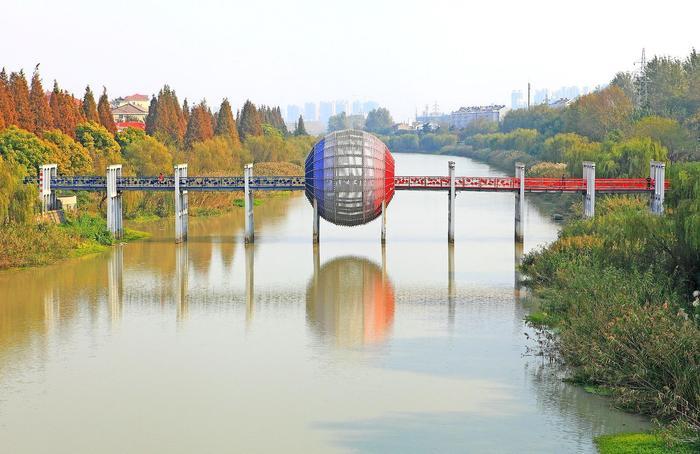 江苏一座分不清南北的城市，地处南北分界线，为此建了个专属地标