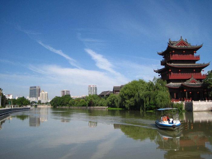 江苏一座分不清南北的城市，地处南北分界线，为此建了个专属地标