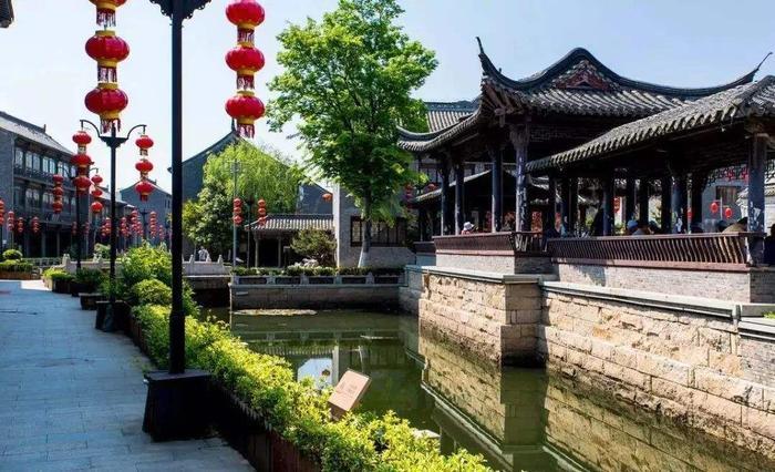 江苏一座分不清南北的城市，地处南北分界线，为此建了个专属地标