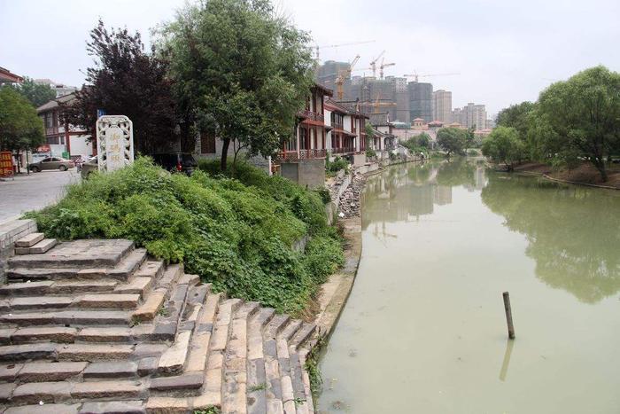 江苏一座分不清南北的城市，地处南北分界线，为此建了个专属地标