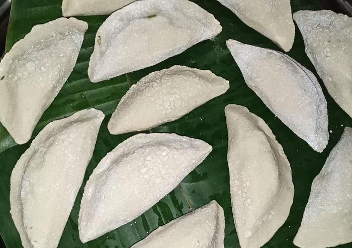 南方特色小吃：艾籺，是采摘新鲜田艾拌糯米粉做成的艾糍粑