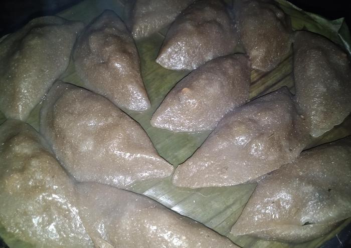 南方特色小吃：艾籺，是采摘新鲜田艾拌糯米粉做成的艾糍粑