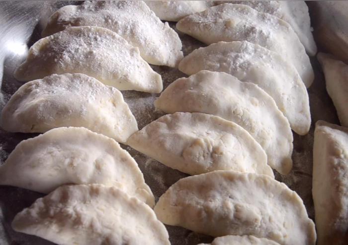 南方特色小吃：艾籺，是采摘新鲜田艾拌糯米粉做成的艾糍粑