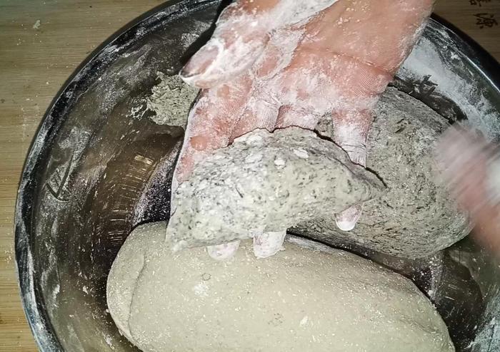 南方特色小吃：艾籺，是采摘新鲜田艾拌糯米粉做成的艾糍粑