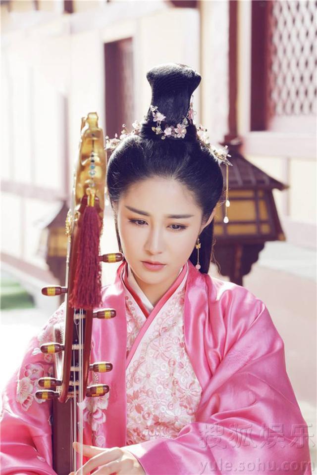 美女说上联：“面对面吃面”，和尚立即说出下联，女子恼羞成怒