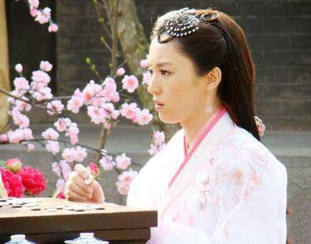 美女说上联：“面对面吃面”，和尚立即说出下联，女子恼羞成怒