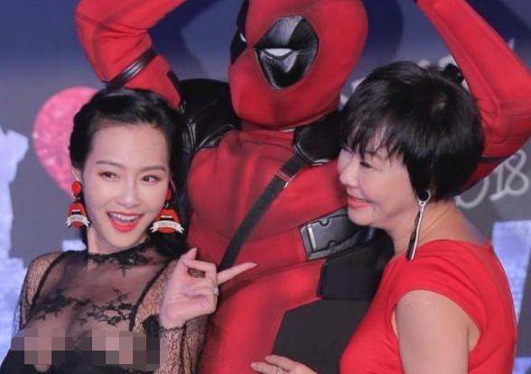 台湾性感女星出席活动，遭媒体窃喜疯狂拍摄，看到照片后恍然大悟