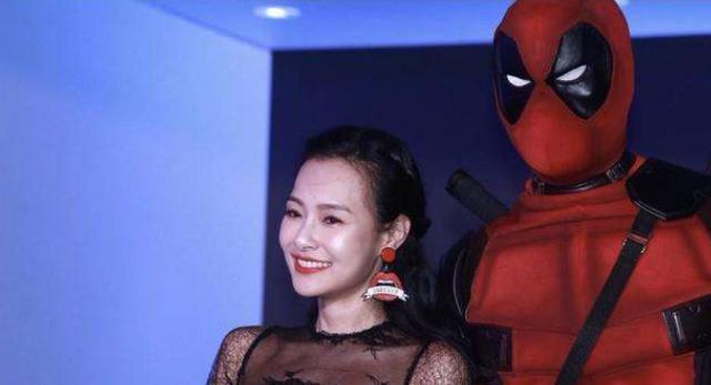 台湾性感女星出席活动，遭媒体窃喜疯狂拍摄，看到照片后恍然大悟