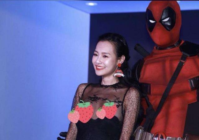 台湾性感女星出席活动，遭媒体窃喜疯狂拍摄，看到照片后恍然大悟