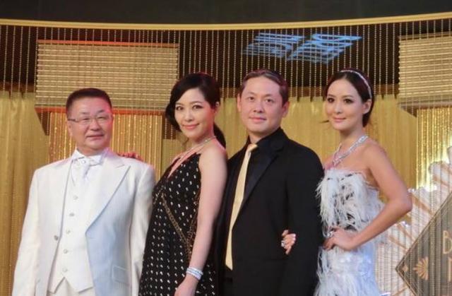 台湾性感女星出席活动，遭媒体窃喜疯狂拍摄，看到照片后恍然大悟