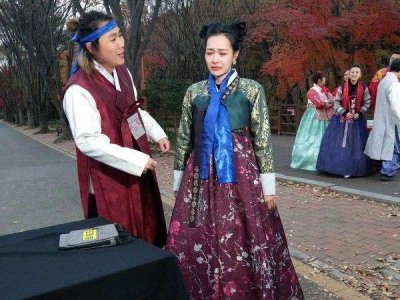 ​台湾性感女星出席活动，遭媒体窃喜疯狂拍摄，看到照片后恍然大悟