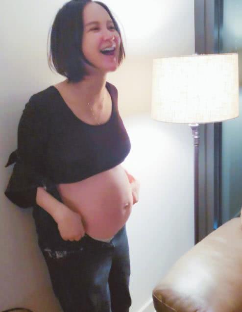 张歆艺晒9个月孕照，并感恩丈夫的陪伴，夫妻俩恩爱合影甜炸了！