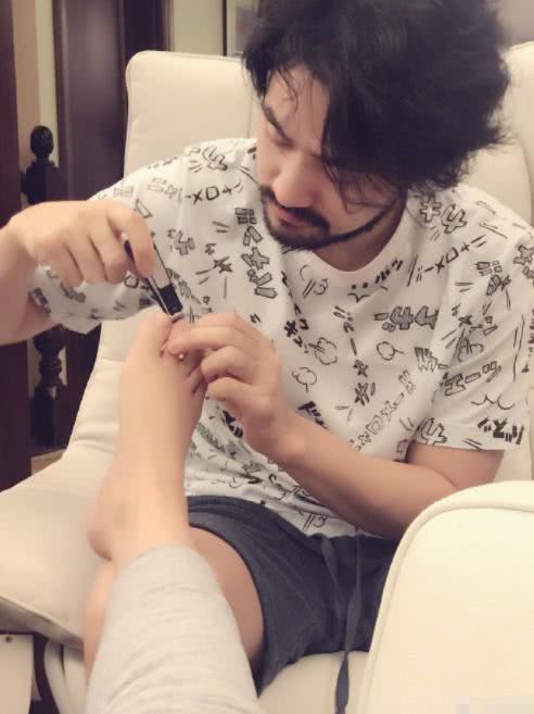 张歆艺晒9个月孕照，并感恩丈夫的陪伴，夫妻俩恩爱合影甜炸了！